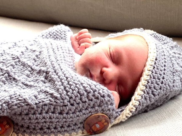 Bio-Babyfußsack dünn, handgestrickt aus Bio-Merinowolle, GOTS-zertifiziert, mulesing-frei